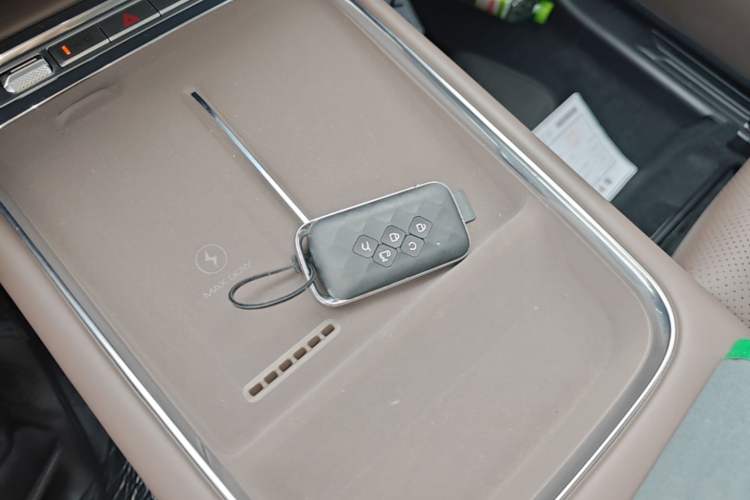 Used Wuling Starlight 730 2025 Model Plug-in Hybrid 125km Luxury Edition Vehicle Key