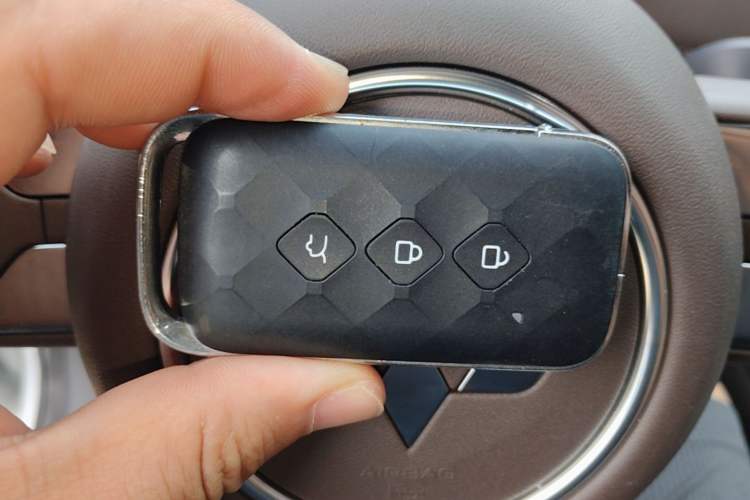 Used Wuling Starlight 730 2025 Model Plug-in Hybrid 125km Luxury Edition Vehicle Key