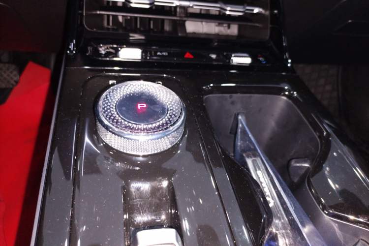 Used Wuling Xingguang 2024 Co-Creation Edition 510 Advanced Model Gear Lever