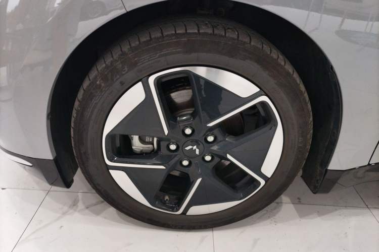 Used Wuling Xingguang 2024 Co-Creation Edition 510 Advanced Model Left Front Wheel Hub