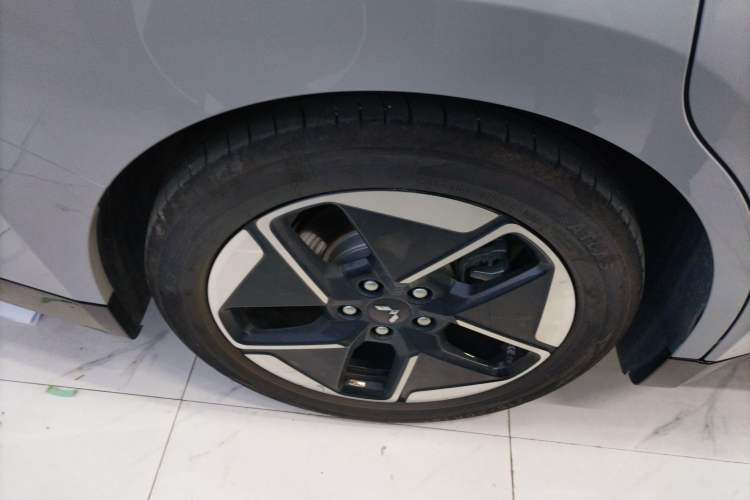 Used Wuling Xingguang 2024 Co-Creation Edition 510 Advanced Model Right Rear Wheel Hub