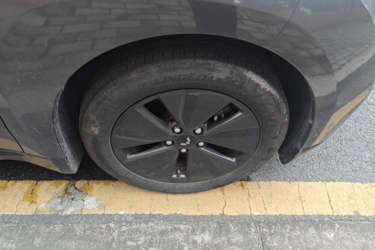 Used Wuling Xingguang 2023 70 Standard Edition Right Front Wheel Hub