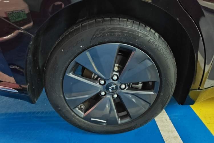Used Wuling Xingguang 2023 70 Standard Edition Right Rear Wheel Hub