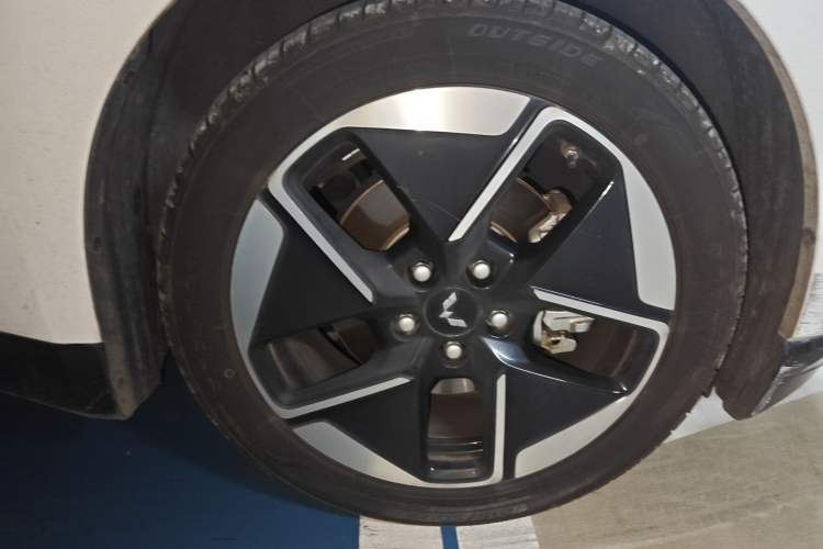Used Wuling Xingguang 2023 150 Advanced Edition Right Front Wheel Hub