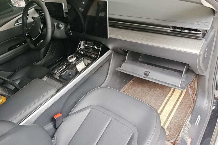 Used Wuling Xingguang 2024 Co-Creation Edition 510 Advanced Model Center Console