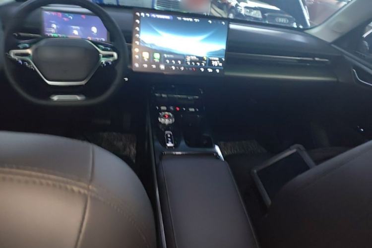 Used Wuling Xingguang 2024 Co-Creation Edition 150 Advanced Model Center Console