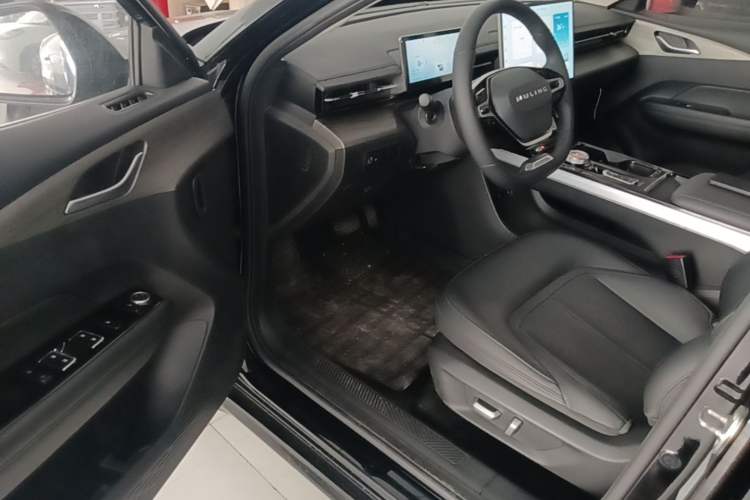 Used Wuling Xingguang 2024 Co-Creation Edition 510 Advanced Model Driver Seat