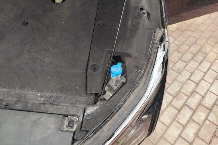 Used Wuling Xingguang 2024 Co-Creation Edition 510 Advanced Model Engine Bay Left