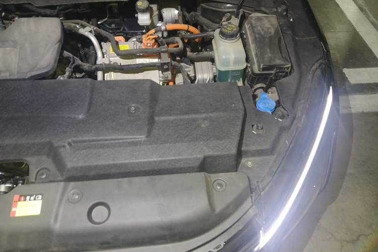 Used Wuling Xingguang 2024 Co-Creation Edition 150 Flagship Model Engine Bay Left