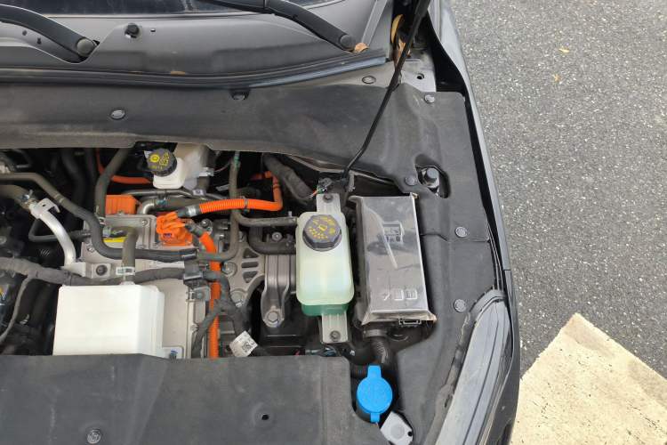 Used Wuling Xingguang 2024 Co-Creation Edition 150 Advanced Model Engine Bay Left
