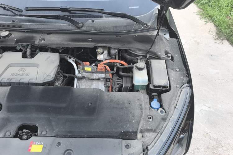 Used Wuling Xingguang 2024 Co-Creation Edition 150 Flagship Model Engine Bay Left