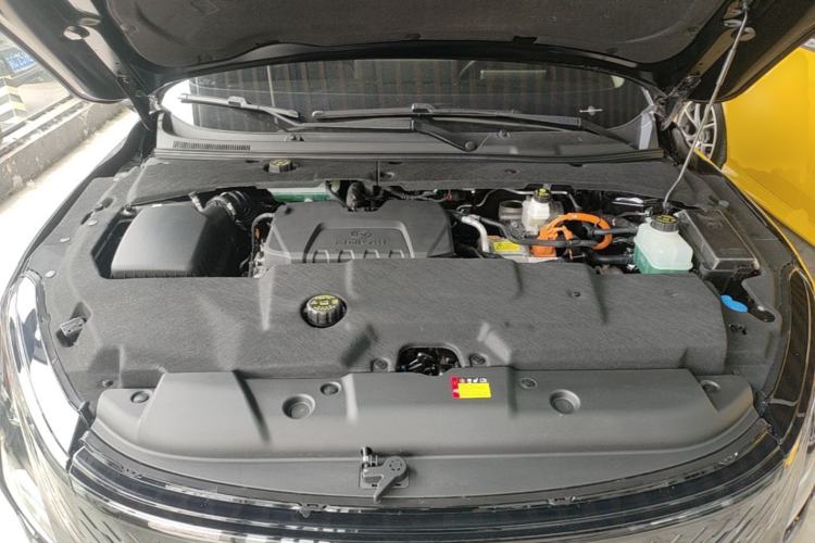 Used Wuling Xingguang 2024 Co-Creation Edition 150 Flagship Model Engine Bay