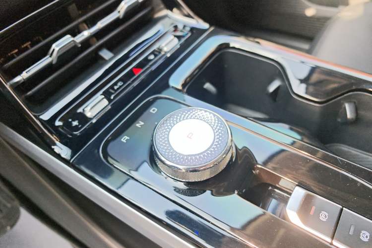 Used Wuling Xingguang 2024 Co-Creation Edition 510 Advanced Model Gear Lever