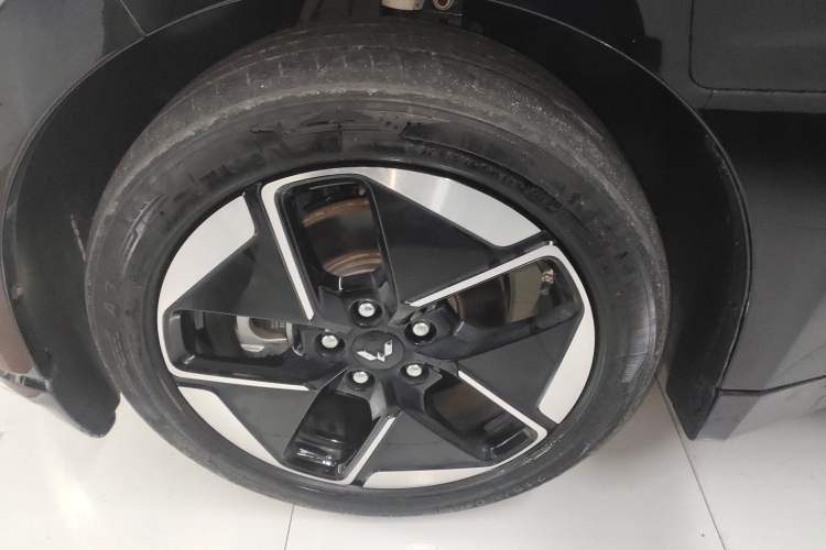 Used Wuling Xingguang 2024 Co-Creation Edition 150 Flagship Model Left Front Wheel Hub