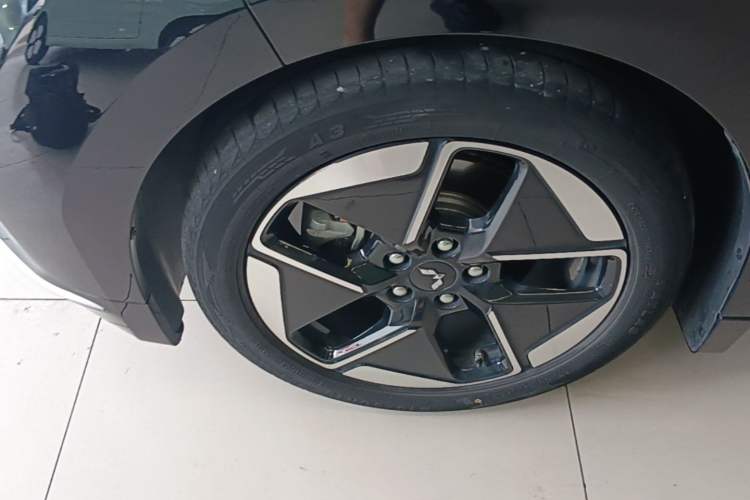 Used Wuling Xingguang 2024 Co-Creation Edition 510 Advanced Model Left Front Wheel Hub