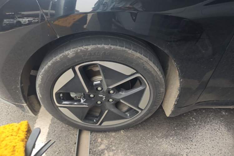 Used Wuling Xingguang 2024 Co-Creation Edition 510 Advanced Model Left Front Wheel Hub
