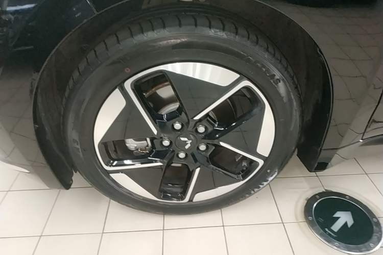 Used Wuling Xingguang 2024 Co-Creation Edition 510 Advanced Model Left Front Wheel Hub