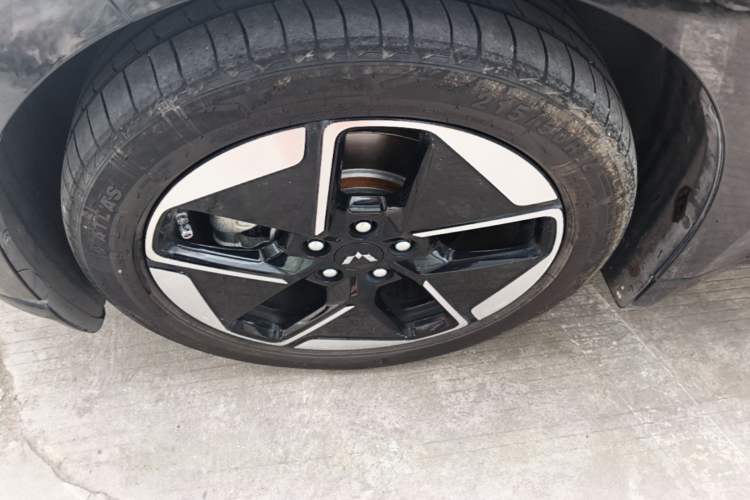 Used Wuling Xingguang 2024 Co-Creation Edition 150 Flagship Model Left Front Wheel Hub