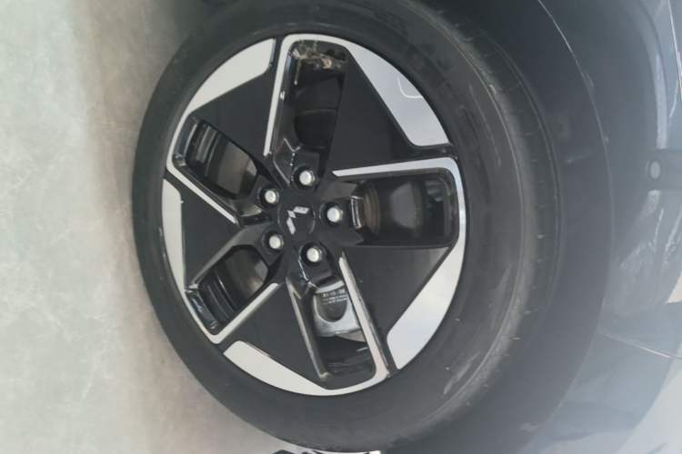 Used Wuling Xingguang 2024 Co-Creation Edition 510 Advanced Model Left Front Wheel Hub
