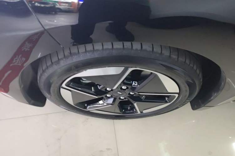 Used Wuling Xingguang 2024 Co-Creation Edition 510 Advanced Model Left Front Wheel Hub
