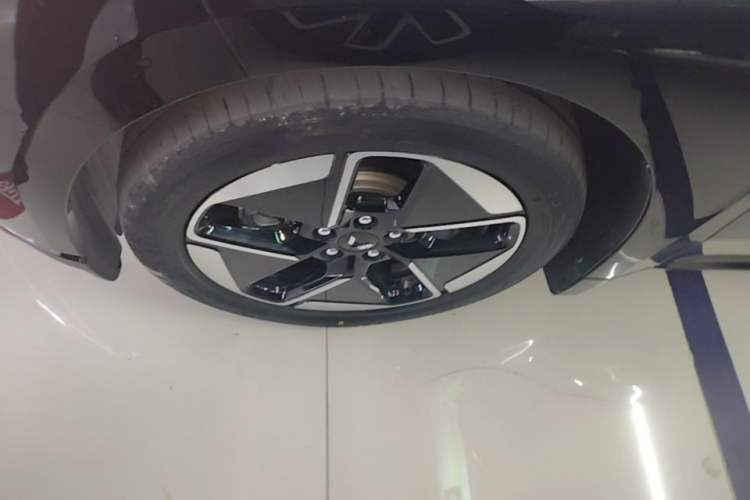 Used Wuling Xingguang 2024 Co-Creation Edition 150 Advanced Model Left Front Wheel Hub