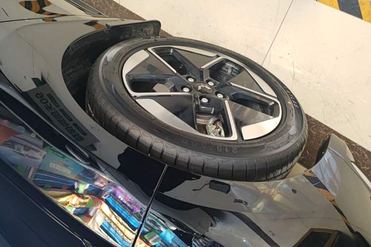 Used Wuling Xingguang 2024 Co-Creation Edition 510 Advanced Model Left Front Wheel Hub