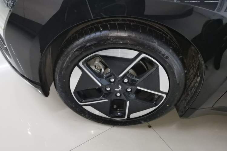Used Wuling Xingguang 2024 Co-Creation Edition 150 Flagship Model Left Front Wheel Hub