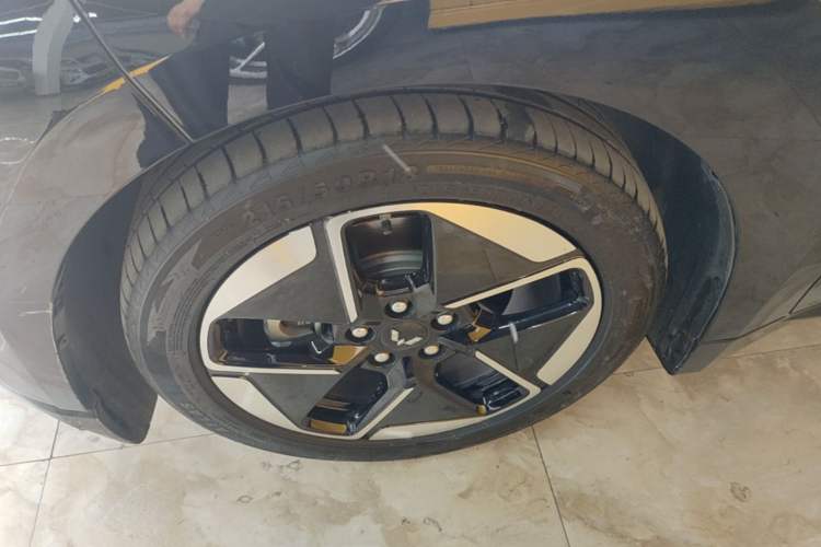 Used Wuling Xingguang 2024 Co-Creation Edition 150 Flagship Model Left Front Wheel Hub
