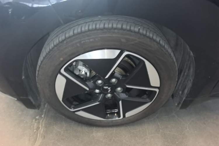 Used Wuling Xingguang 2024 Co-Creation Edition 510 Advanced Model Left Front Wheel Hub