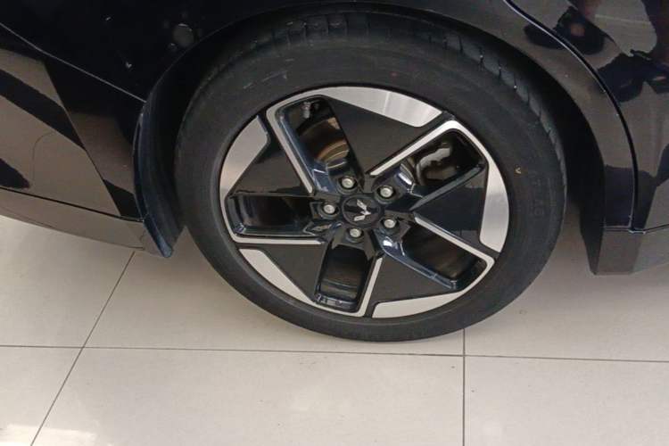 Used Wuling Xingguang 2024 Co-Creation Edition 510 Advanced Model Right Rear Wheel Hub