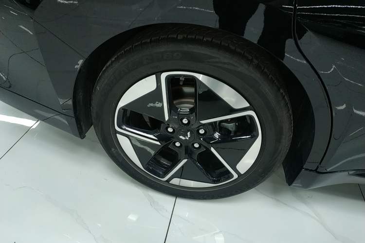 Used Wuling Xingguang 2024 Co-Creation Edition 510 Advanced Model Right Rear Wheel Hub