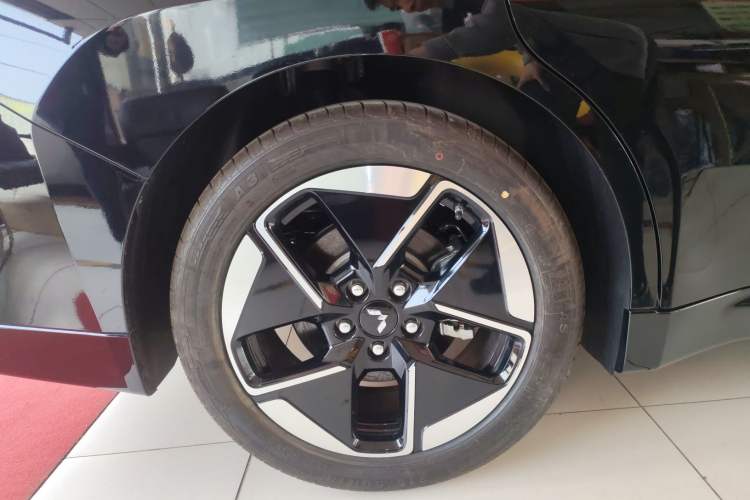 Used Wuling Xingguang 2024 Co-Creation Edition 510 Advanced Model Right Rear Wheel Hub