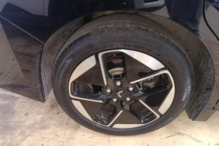 Used Wuling Xingguang 2024 Co-Creation Edition 150 Flagship Model Right Rear Wheel Hub