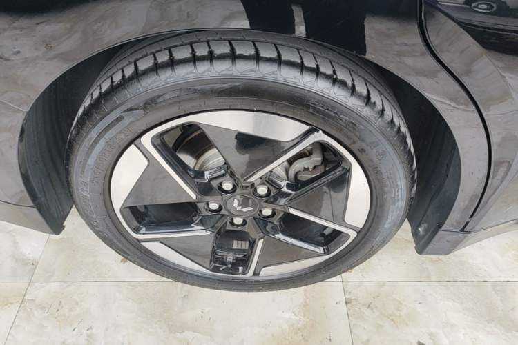 Used Wuling Xingguang 2024 Co-Creation Edition 150 Flagship Model Right Rear Wheel Hub