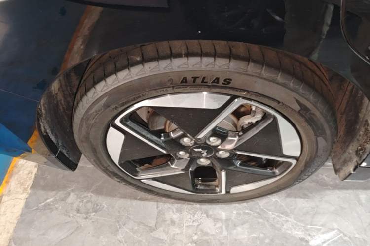 Used Wuling Xingguang 2024 Co-Creation Edition 510 Advanced Model Right Rear Wheel Hub