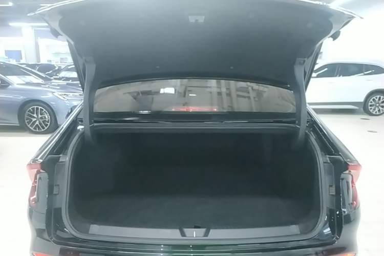 Used Wuling Xingguang 2024 Co-Creation Edition 510 Advanced Model Trunk