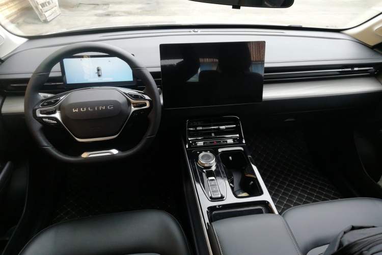 Used Wuling Xingguang 2024 Co-Creation Edition 510 Advanced Model Center Console