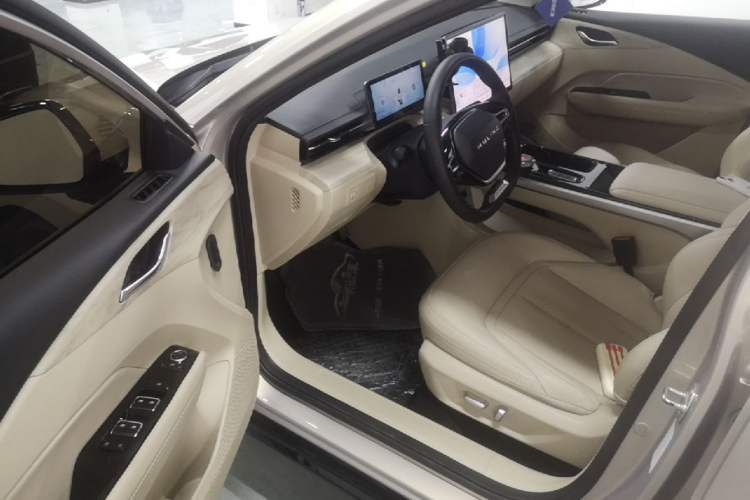 Used Wuling Xingguang 2024 Co-Creation Edition 510 Advanced Model Driver Seat