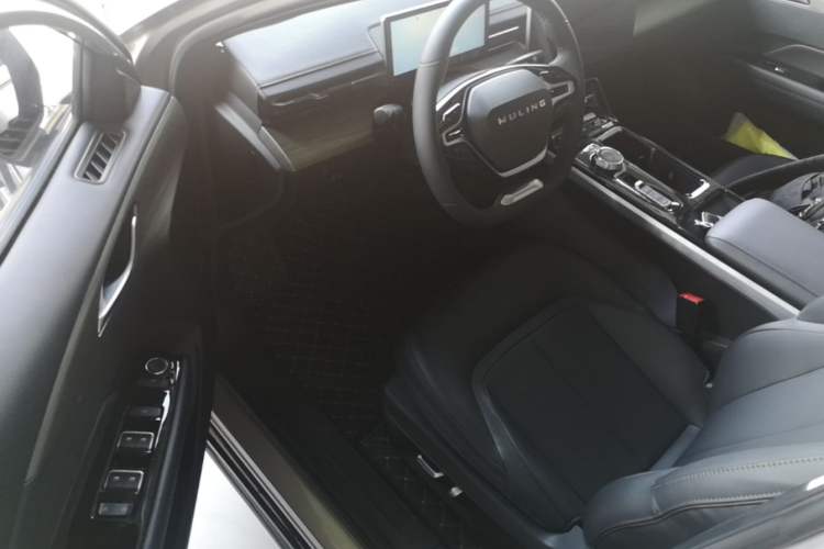 Used Wuling Xingguang 2024 Co-Creation Edition 510 Advanced Model Driver Seat