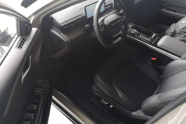 Used Wuling Xingguang 2024 Co-Creation Edition 510 Advanced Model Driver Seat