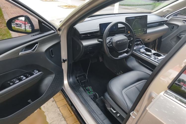 Used Wuling Xingguang 2024 Co-Creation Edition 510 Advanced Model Driver Seat