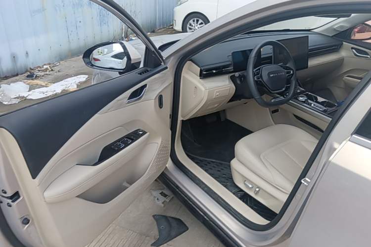Used Wuling Xingguang 2024 Co-Creation Edition 510 Advanced Model Driver Seat