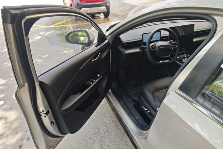 Used Wuling Xingguang 2024 Co-Creation Edition 510 Advanced Model Driver Seat