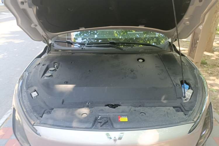 Used Wuling Xingguang 2024 Co-Creation Edition 510 Advanced Model Engine Bay