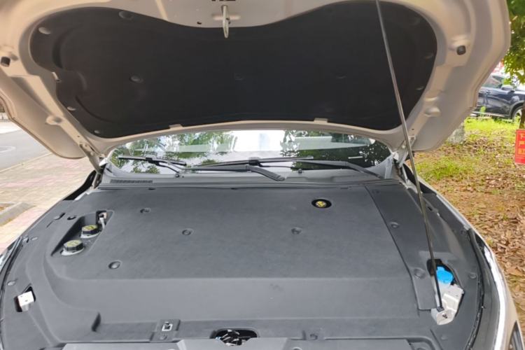 Used Wuling Xingguang 2024 Co-Creation Edition 510 Advanced Model Engine Bay