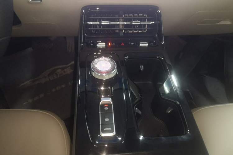 Used Wuling Xingguang 2024 Co-Creation Edition 510 Advanced Model Gear Lever