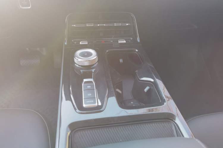 Used Wuling Xingguang 2024 Co-Creation Edition 510 Advanced Model Gear Lever