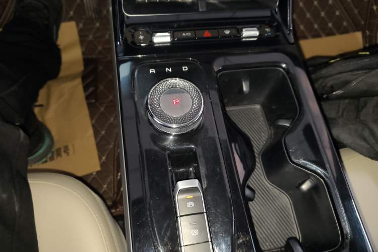 Used Wuling Xingguang 2024 Co-Creation Edition 510 Advanced Model Gear Lever