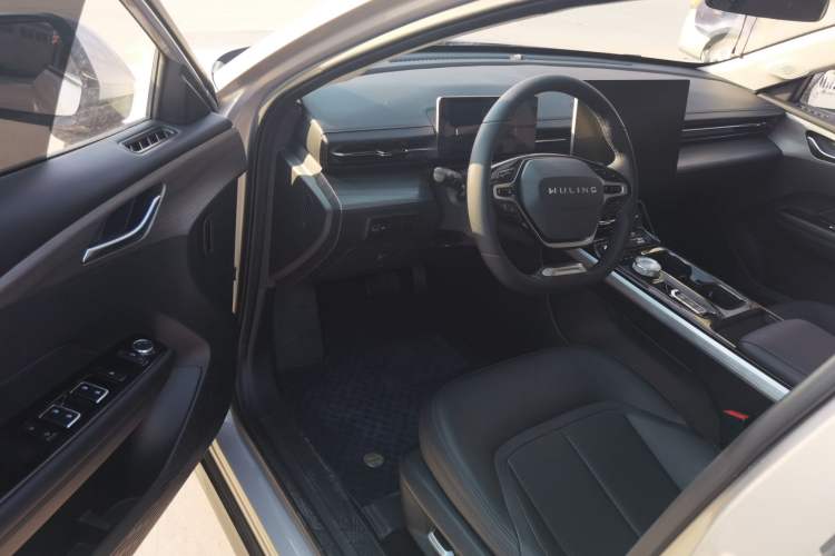Used Wuling Xingguang 2024 Co-Creation Edition 510 Advanced Model Interior 3