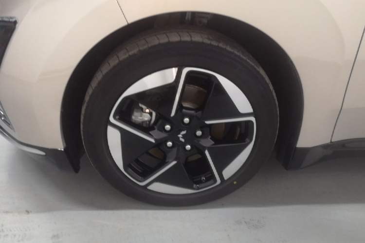Used Wuling Xingguang 2024 Co-Creation Edition 510 Advanced Model Left Front Wheel Hub